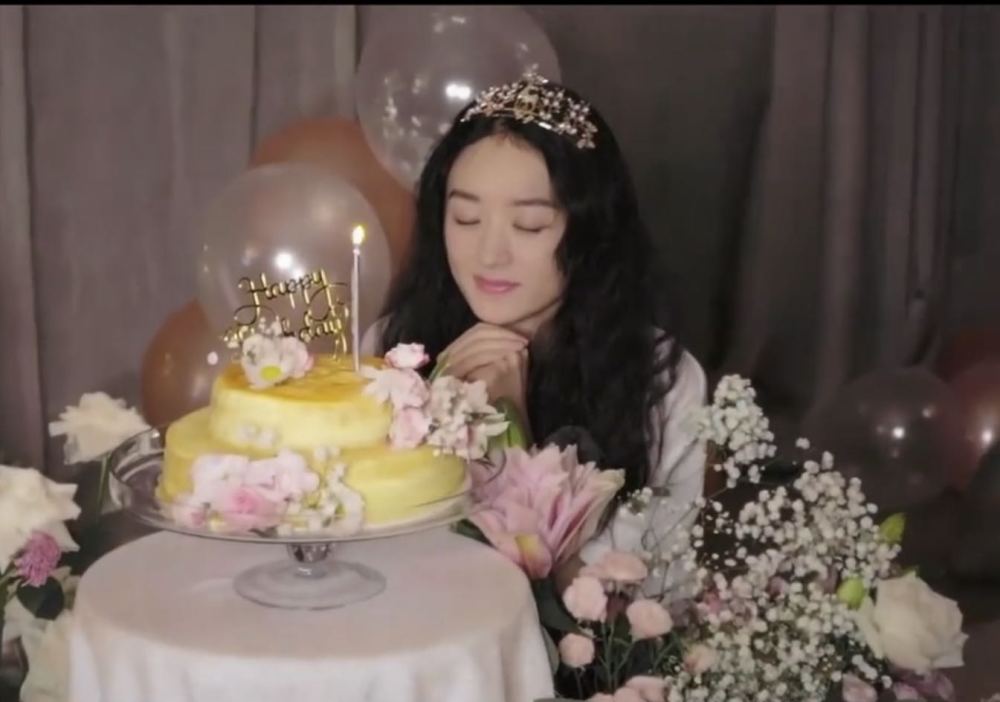 赵丽颖|赵丽颖生日会现场，自拍耍酷开心得像孩子，跟老公暗戳戳撒糖甜炸