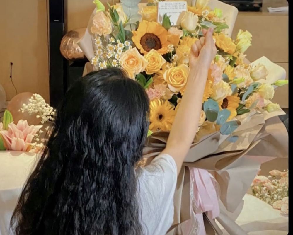 赵丽颖|赵丽颖生日会现场，自拍耍酷开心得像孩子，跟老公暗戳戳撒糖甜炸