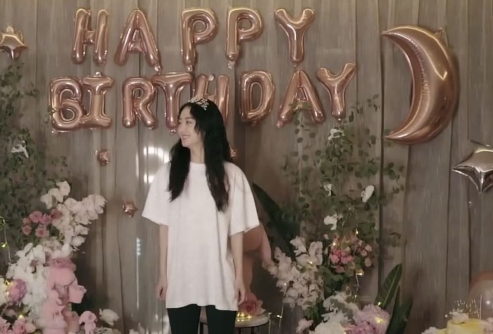 赵丽颖|赵丽颖生日会现场，自拍耍酷开心得像孩子，跟老公暗戳戳撒糖甜炸