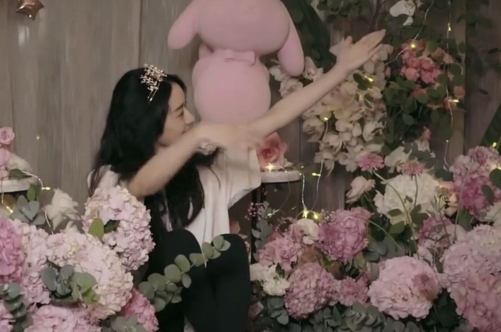 赵丽颖|赵丽颖生日会现场，自拍耍酷开心得像孩子，跟老公暗戳戳撒糖甜炸