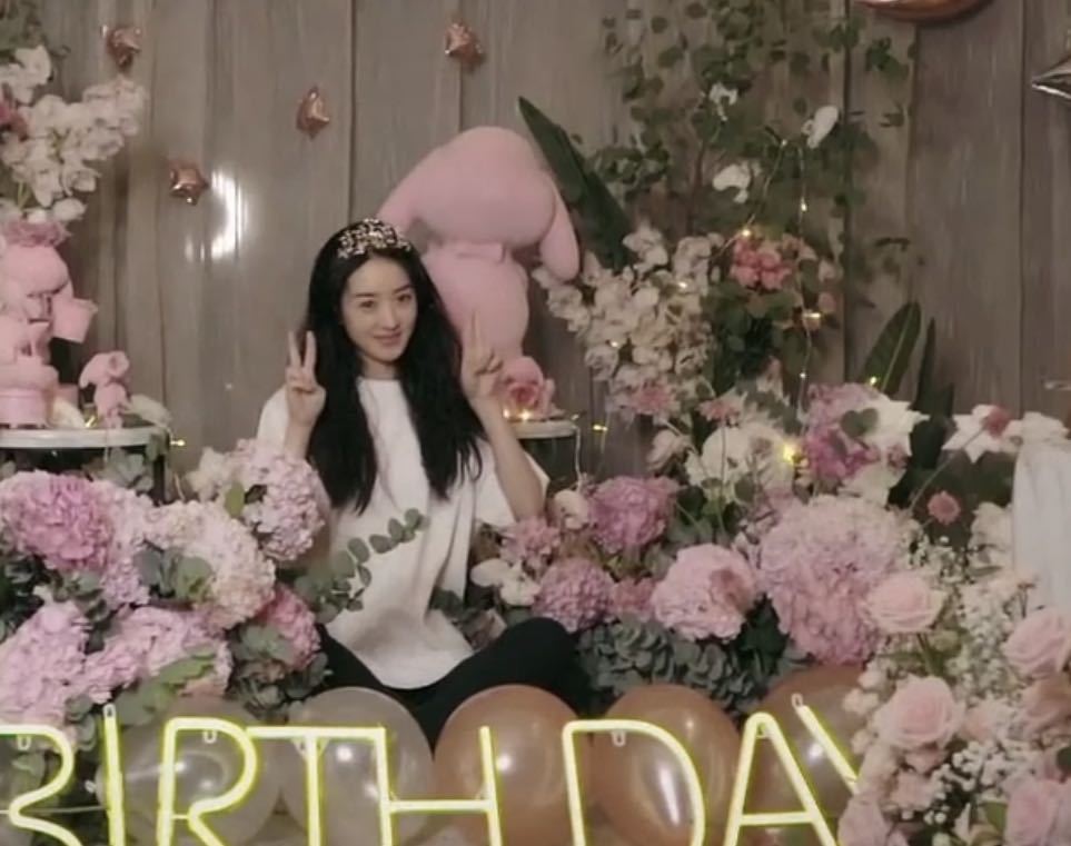 赵丽颖|赵丽颖生日会现场，自拍耍酷开心得像孩子，跟老公暗戳戳撒糖甜炸
