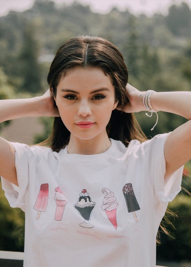 太有魅力了吧赛琳娜穿白色t恤清丽迷人真不愧是美国甜心