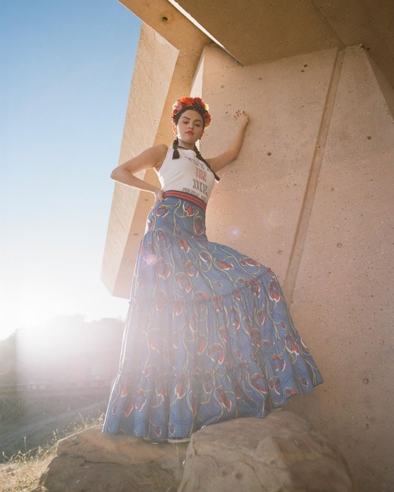 太有魅力了吧赛琳娜穿白色t恤清丽迷人真不愧是美国甜心