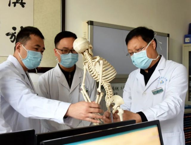 术前,开封市第二中医院骨二科主任张振东带领高辉等医师针对白先生