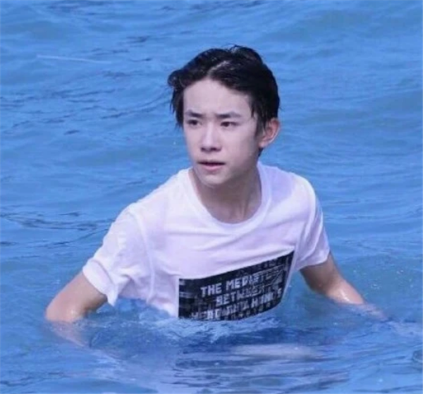 男明星的泳池照,王一博奶萌,张艺兴硬汉,看到吴亦凡:这肤色认真的?