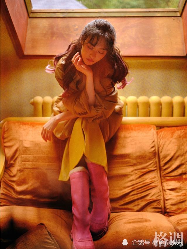 赵丽颖|同样是文艺写真，郑爽复古慵懒，赵丽颖明媚如风，谁更美？