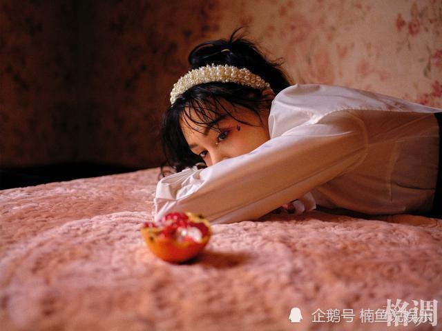 赵丽颖|同样是文艺写真，郑爽复古慵懒，赵丽颖明媚如风，谁更美？