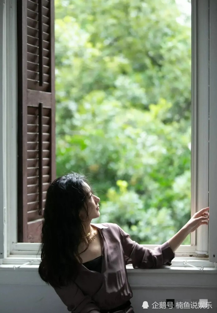 赵丽颖|同样是文艺写真，郑爽复古慵懒，赵丽颖明媚如风，谁更美？