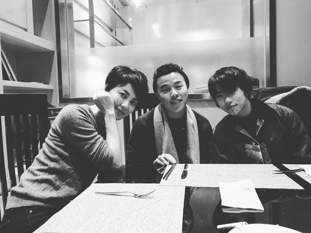 窦靖童|公开认爱？窦靖童绯闻男友晒同框照，甜蜜配文：隐藏你的妻子