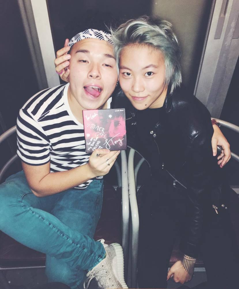 窦靖童|公开认爱？窦靖童绯闻男友晒同框照，甜蜜配文：隐藏你的妻子