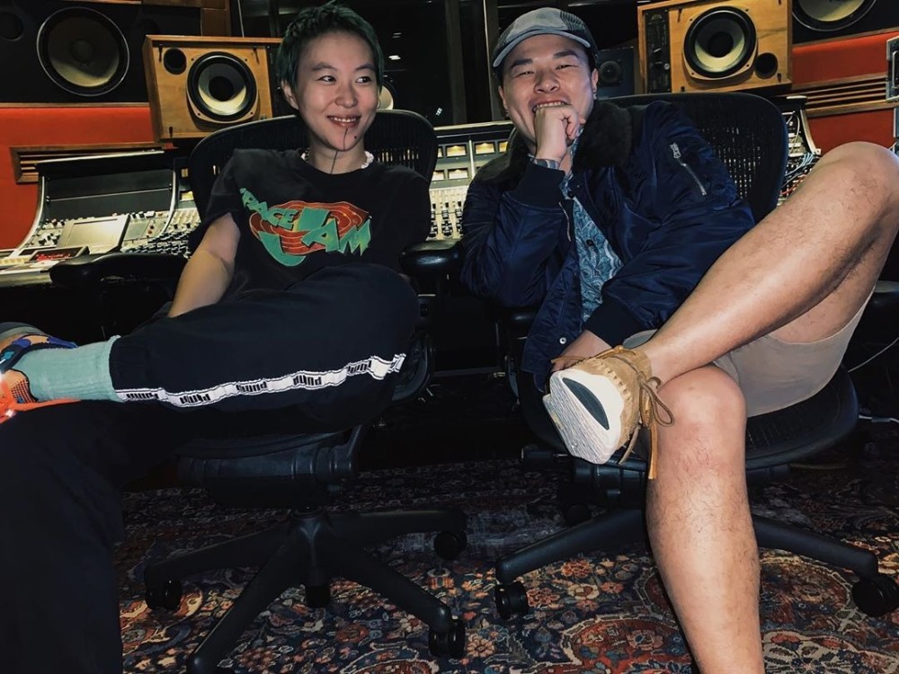 窦靖童|公开认爱？窦靖童绯闻男友晒同框照，甜蜜配文：隐藏你的妻子