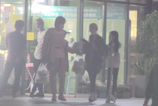 夏雨|夏雨为43岁袁泉送生日祝福，送香吻爱心撒狗粮，相爱20余年仍甜蜜