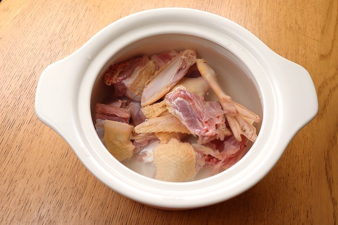 鸭块捞到砂锅中,再倒足够量的凉水,水尽量一次倒足,如果中途需要加水