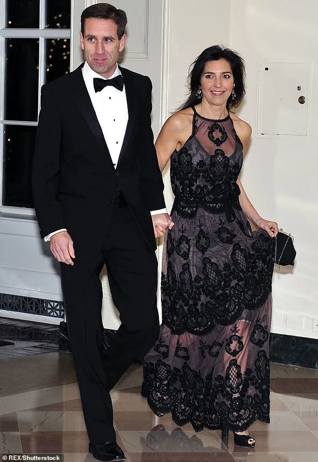 拜登和妻子海莉旧照2019年4月,亨特和海莉突然分手,5月亨特宣布结婚