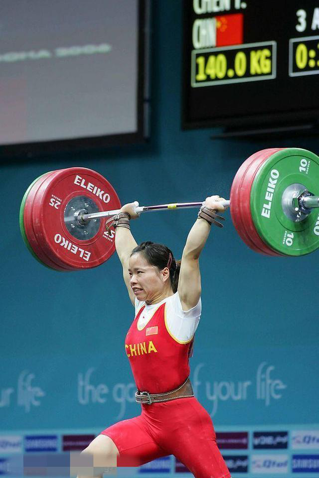 举重陈艳青官至副处曾被富商追求今嫁大21岁教练住3层别墅