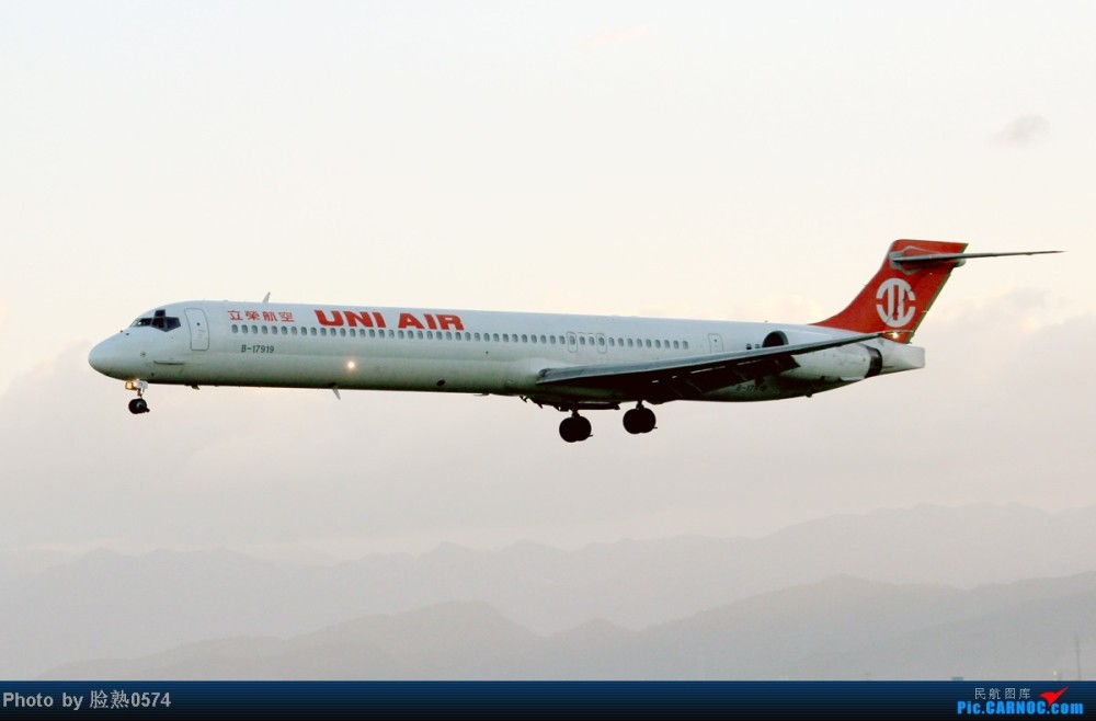 台湾立荣航空由高雄小港机场飞往东沙群岛的台军包机,昨天被香港区管