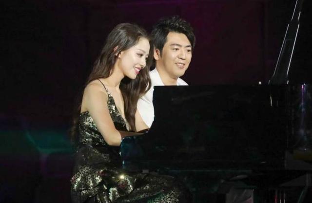 郎朗|吉娜官宣怀孕后郎朗首晒夫妻合照，吉娜挽着老公脖子腰部依旧纤细