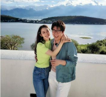 郎朗|吉娜官宣怀孕后郎朗首晒夫妻合照，吉娜挽着老公脖子腰部依旧纤细