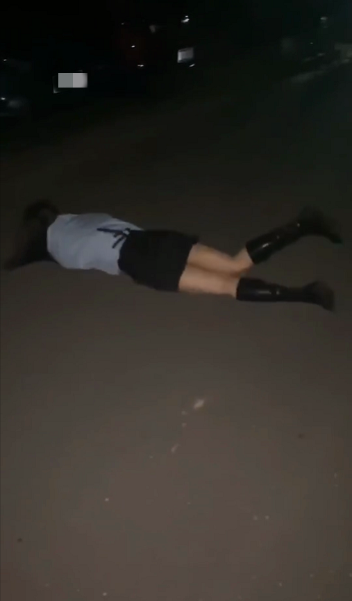 潮汕2名年轻女子醉倒在路上唱谁是我的新郎