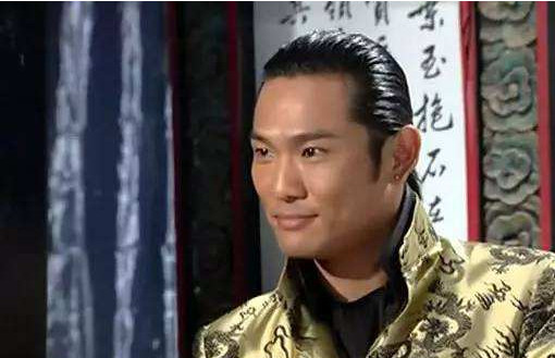 第八号当铺处于正义一方的白神父总是给人一种很邪恶的感觉