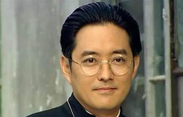 第八号当铺处于正义一方的白神父总是给人一种很邪恶的感觉
