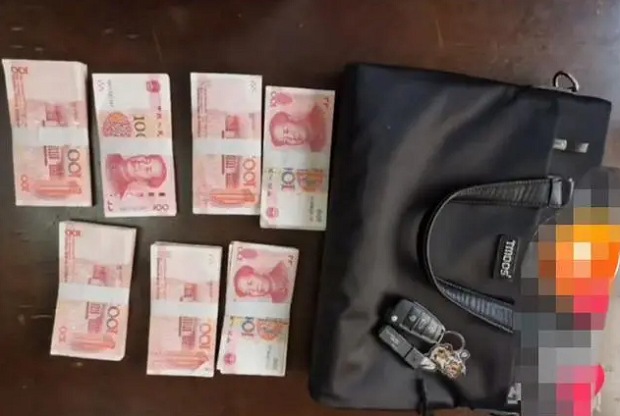 杭州列车员捡到公文包内有7万现金失主钱无所谓
