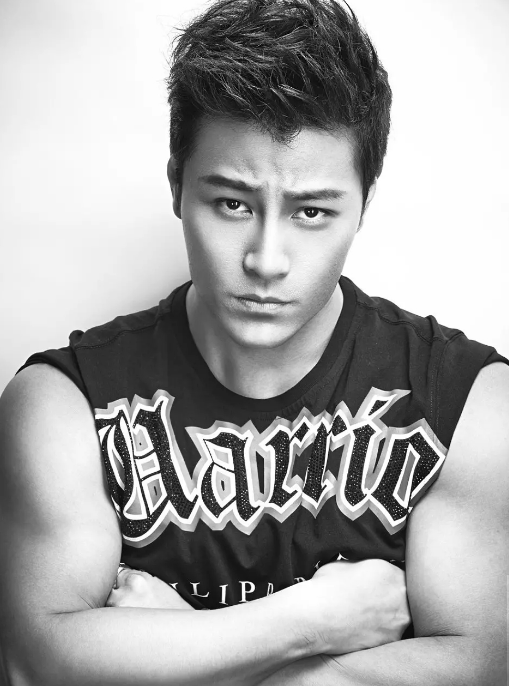 45岁许绍洋魅力犹存,好身材快把皮衣崩开,离开7年女友成猫奴