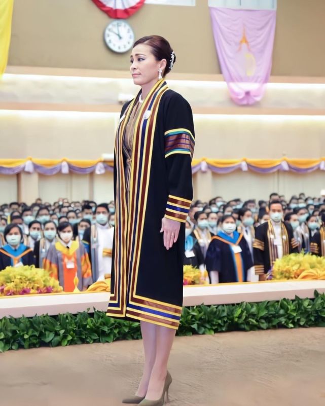 泰35岁诗妮娜贵妃干农活穿迷彩裤英姿飒爽得泰王宠爱在狱中瘦到皮包骨
