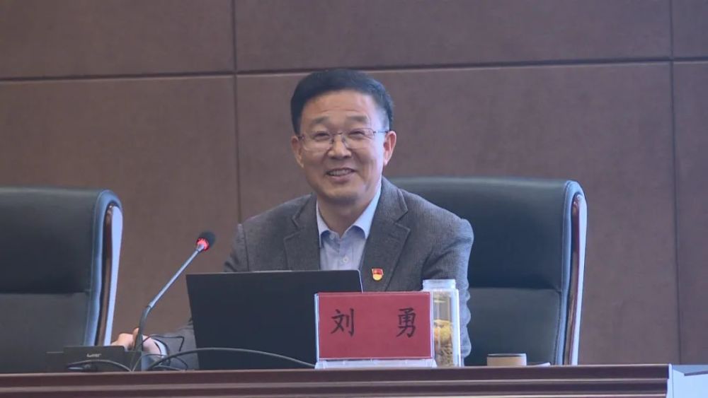 县委书记刘勇以《爱光山  加油干  奔小康  全面建设中国智慧之乡》