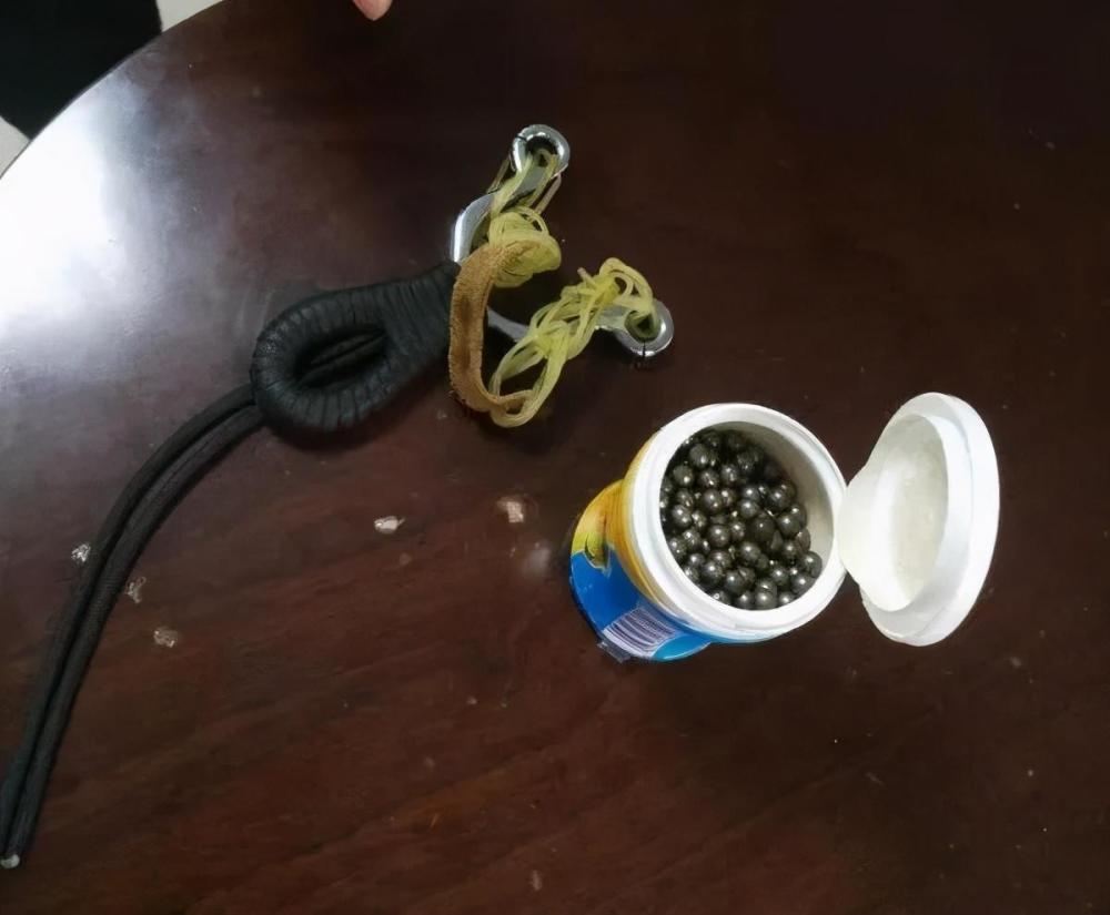 浙江台州男子为寻刺激,用弹珠朝美女射钢珠,警方:拘留15天