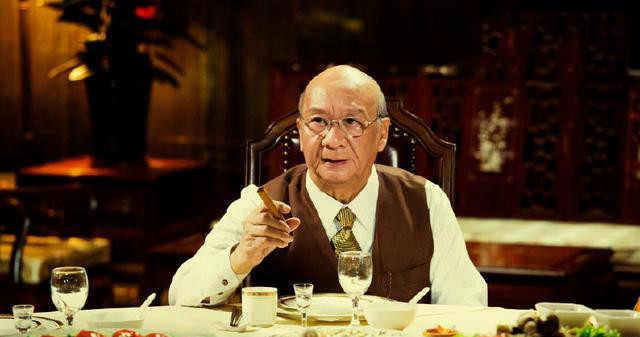 "青翼蝠王"街头卖艺被偶遇,口罩遮面无人识,琴盒内有少数港币|刘长生