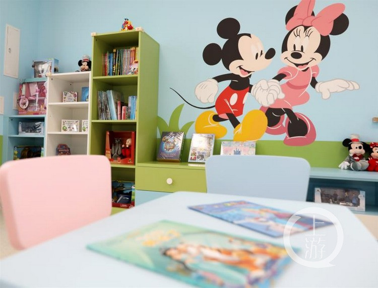 部15楼的迪士尼欢乐屋,近20平米的房间内布满了米奇,米妮的卡通贴纸