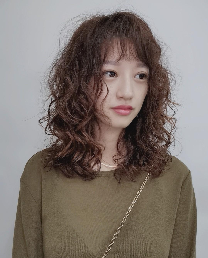 2020冬季流行全头烫卷卷发型,蓬松时尚又保暖,真洋气