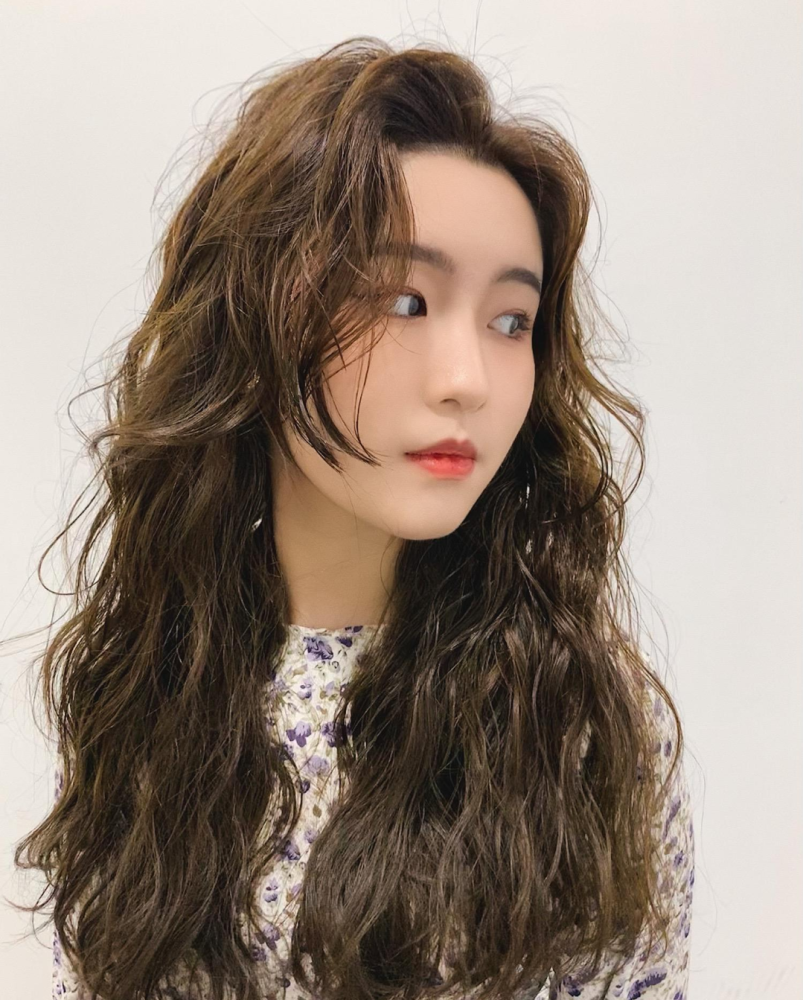 2020冬季流行全头烫卷卷发型,蓬松时尚又保暖,真洋气