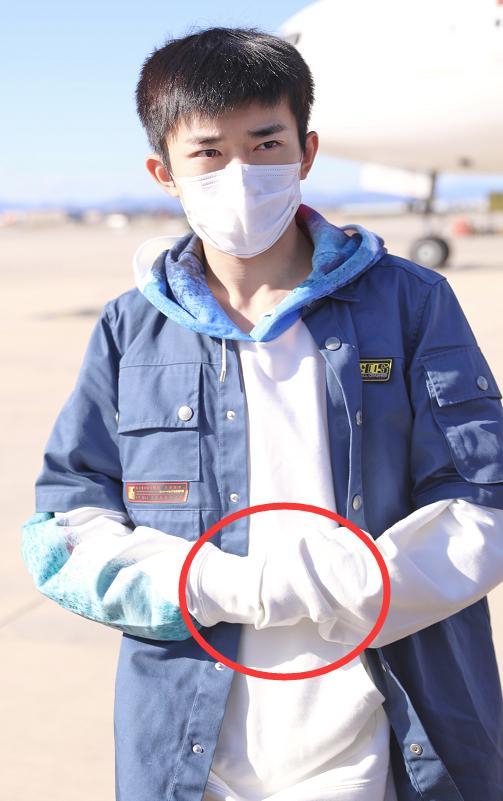 易烊千玺被冻到"揣手",可谁注意他的脚踝,这是对秋天的尊重?