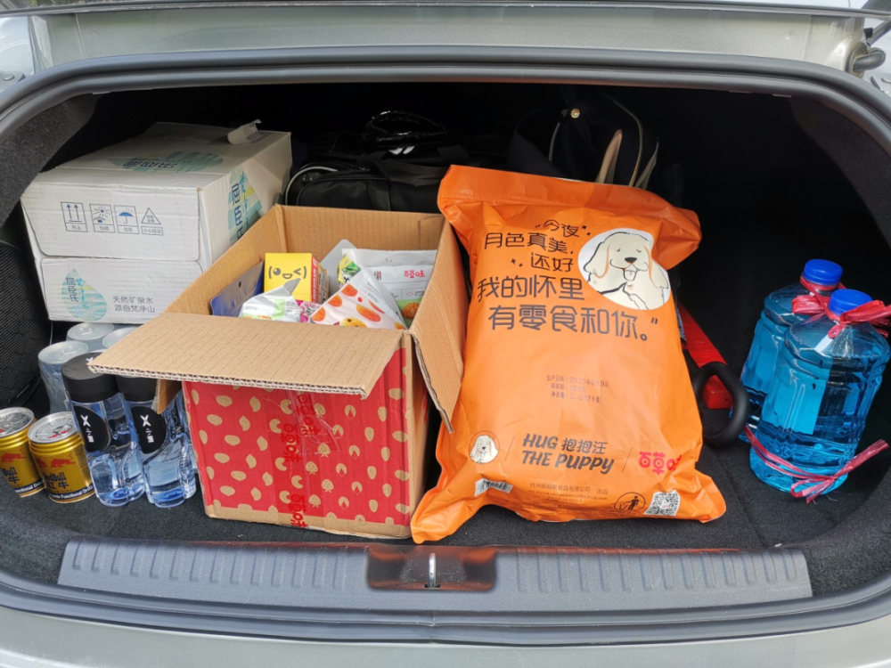 而他的女朋友客串后勤,负责提供零食,水和当地特产的采购工作.