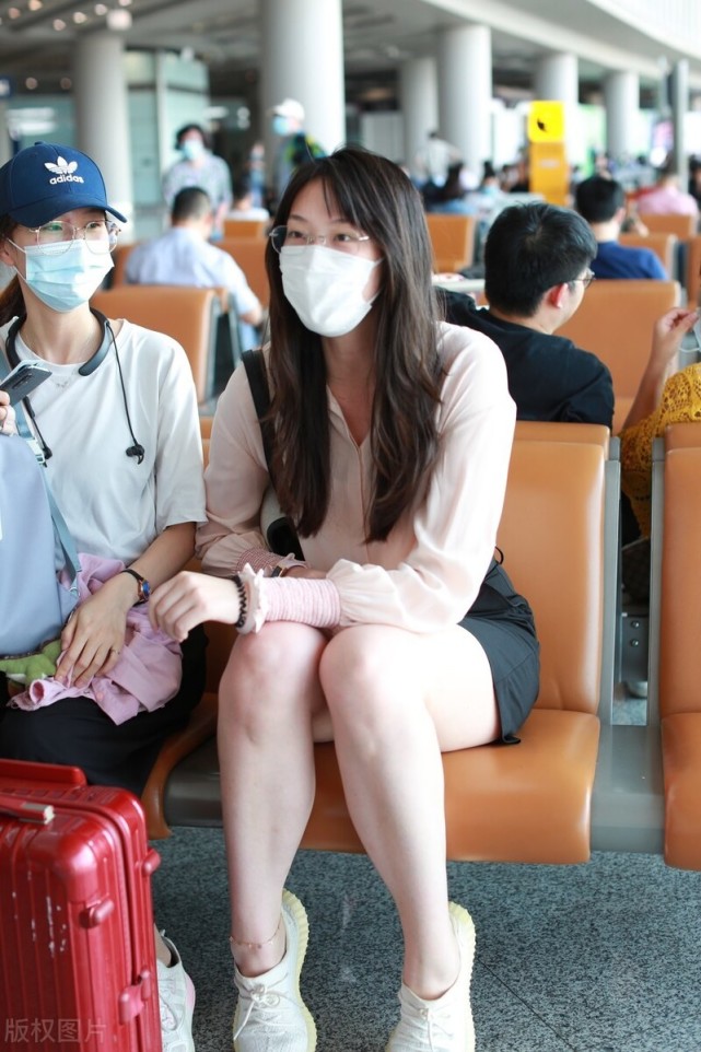 女排队长惠若琪现身机场穿粉衬衫搭短裤清新减龄大长腿好吸睛