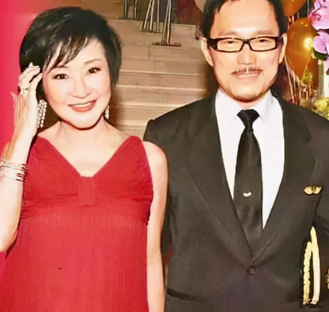 娱乐圈知名男星谢霆锋,69岁的妈妈狄波拉和58岁的老公江耀城外出逛街