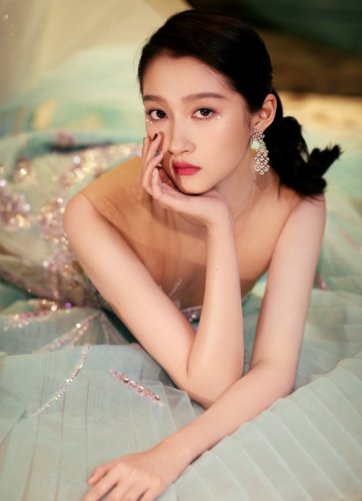 关晓彤穿珊瑚海星裙出席金鹰节开幕式 珍珠眼妆清新别致