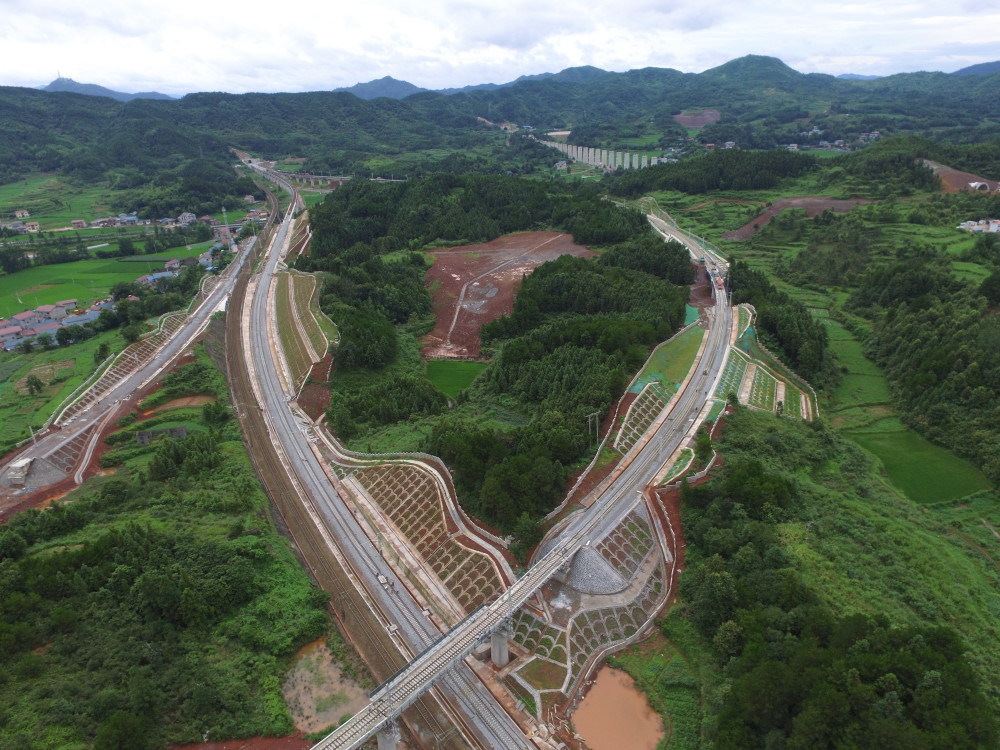 渝怀铁路增建二线同田湾至怀化段通车六个方向列车在怀化互联互通