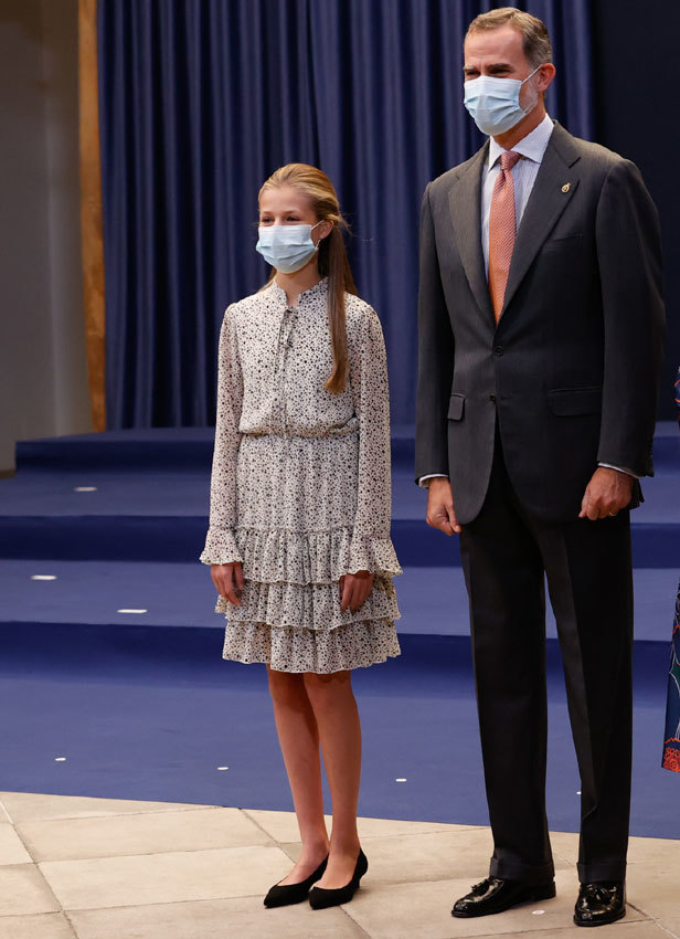 西班牙14岁长公主首穿高跟鞋迈向成熟索妹穿大红色耀眼继承王后神韵