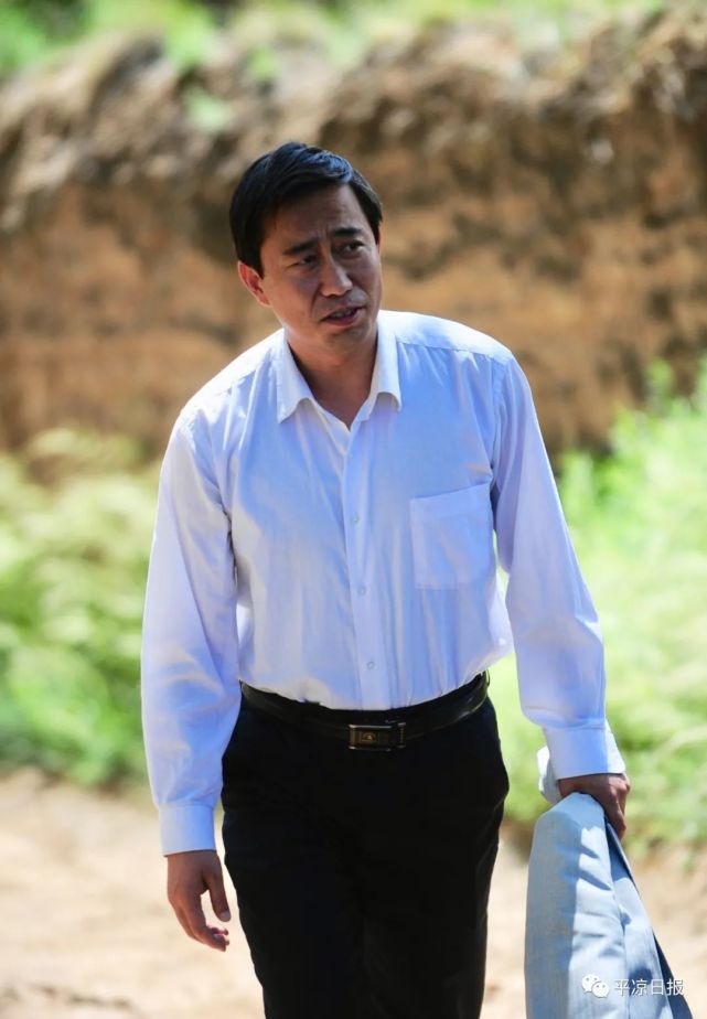 陈宝全,生于上个世纪七十年代,甘肃省静宁县人,中国作家协会会员.