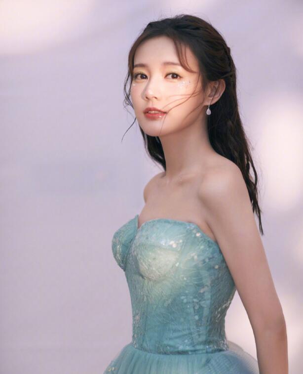 金鹰节开幕式|金鹰节开幕式晚会：谭松韵仙女、宋威龙皮肤差、沈梦辰脸肿，她惊艳亮相赢了