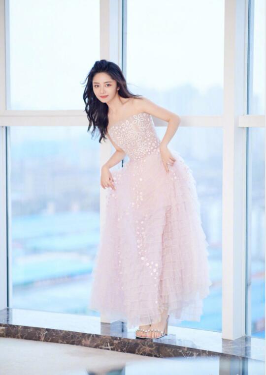 金鹰节开幕式|金鹰节开幕式晚会：谭松韵仙女、宋威龙皮肤差、沈梦辰脸肿，她惊艳亮相赢了