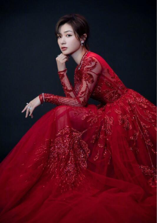 金鹰节开幕式|金鹰节开幕式晚会：谭松韵仙女、宋威龙皮肤差、沈梦辰脸肿，她惊艳亮相赢了