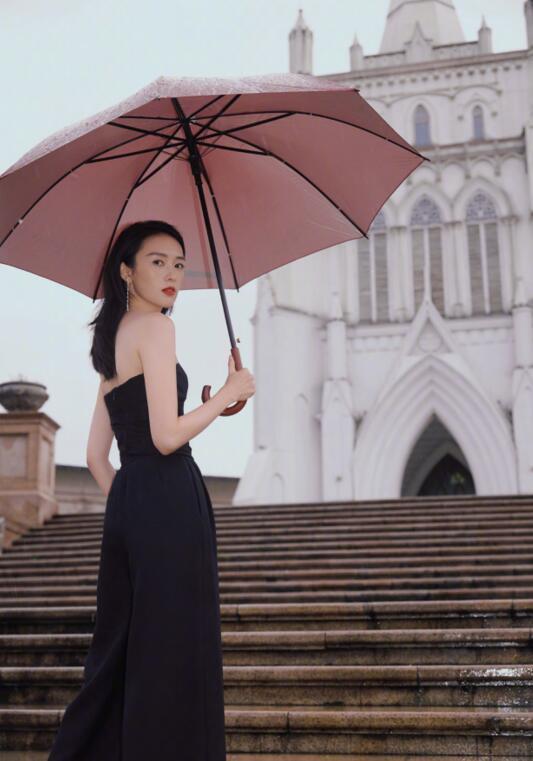 金鹰节开幕式|金鹰节开幕式晚会：谭松韵仙女、宋威龙皮肤差、沈梦辰脸肿，她惊艳亮相赢了