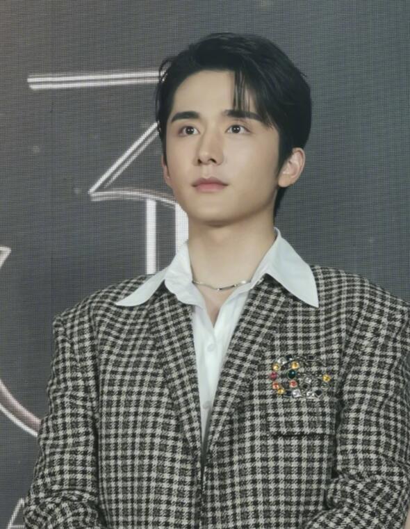 金鹰节开幕式|金鹰节开幕式晚会：谭松韵仙女、宋威龙皮肤差、沈梦辰脸肿，她惊艳亮相赢了