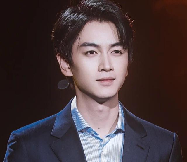 陈晓|没有胡子的陈晓太帅了！网友戏言陈妍希不在，他的眼睛才有星星