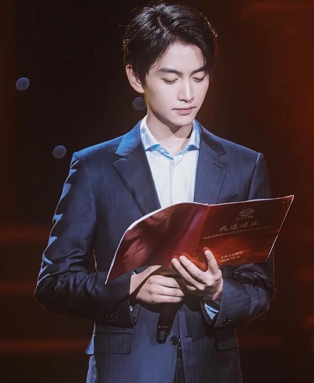 陈晓|没有胡子的陈晓太帅了！网友戏言陈妍希不在，他的眼睛才有星星