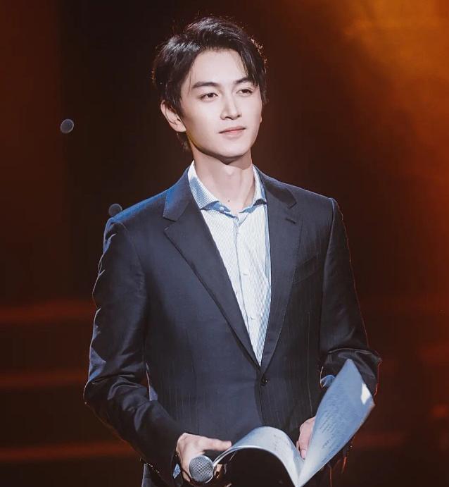 陈晓|没有胡子的陈晓太帅了！网友戏言陈妍希不在，他的眼睛才有星星